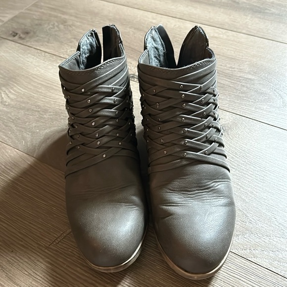 Gray ankle boots - Picture 1 of 6
